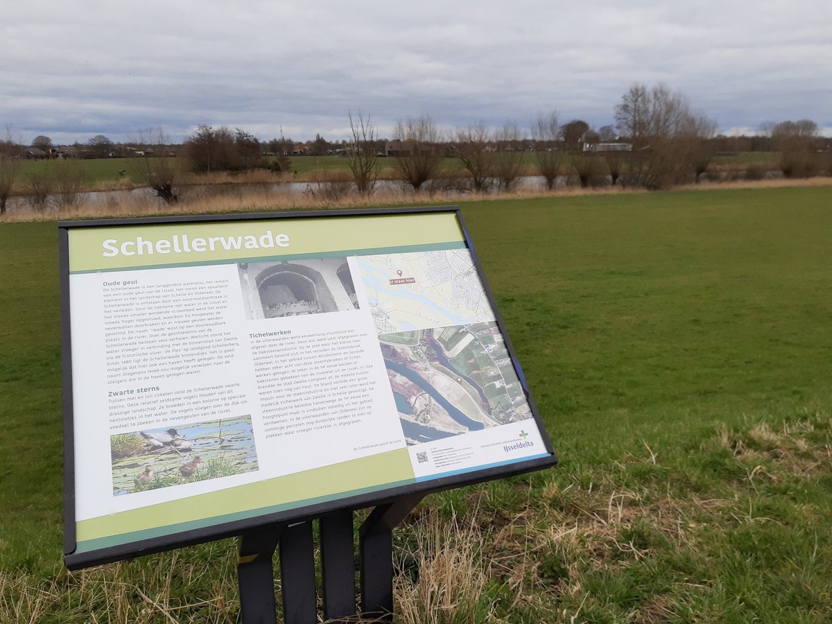 Bord vervangen op de dijk bij de #Schellerwade in #Zwolle Ook op deze plek last van vandalisme. Maar voor nu, geniet van het #leesbaarlandschap, letterlijk en figuurlijk.