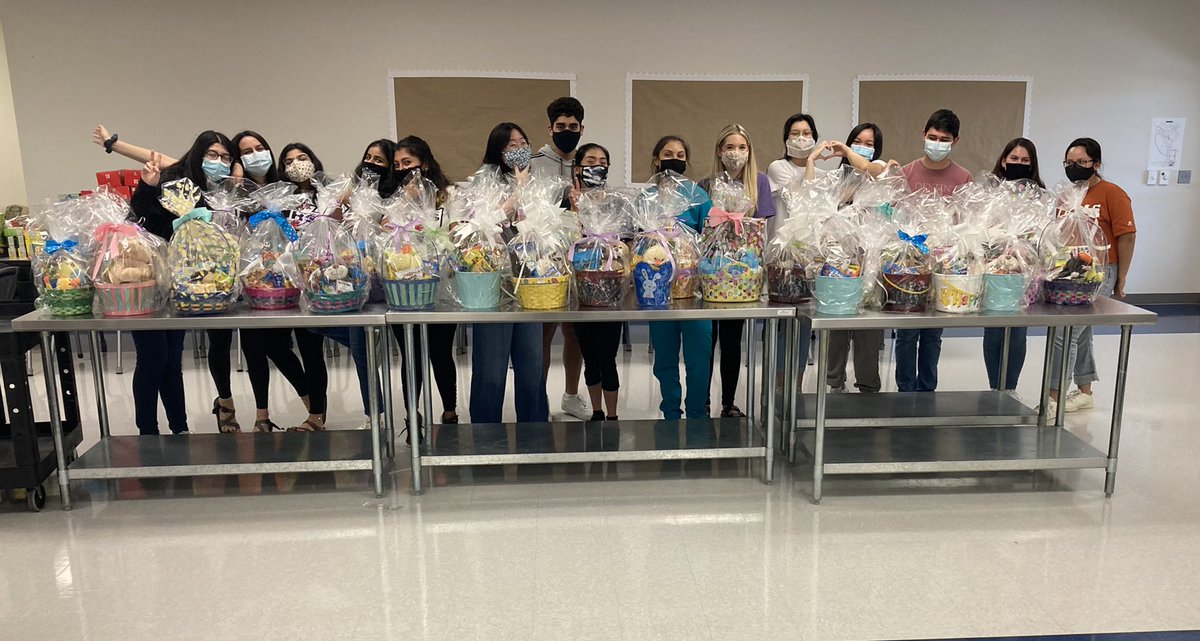 Mamma_Ritchie's tweet photo. My VMHS NHS members put together over 30 baskets for pediatric cancer patients at Driscoll and Texas Children’s. The extra snacks they donated will go to the Ronald McDonald House food pantry. Love these kids! 🥰#proudsponsor @CCISD @VMHSEagles https://t.co/y8nz9BU1g3