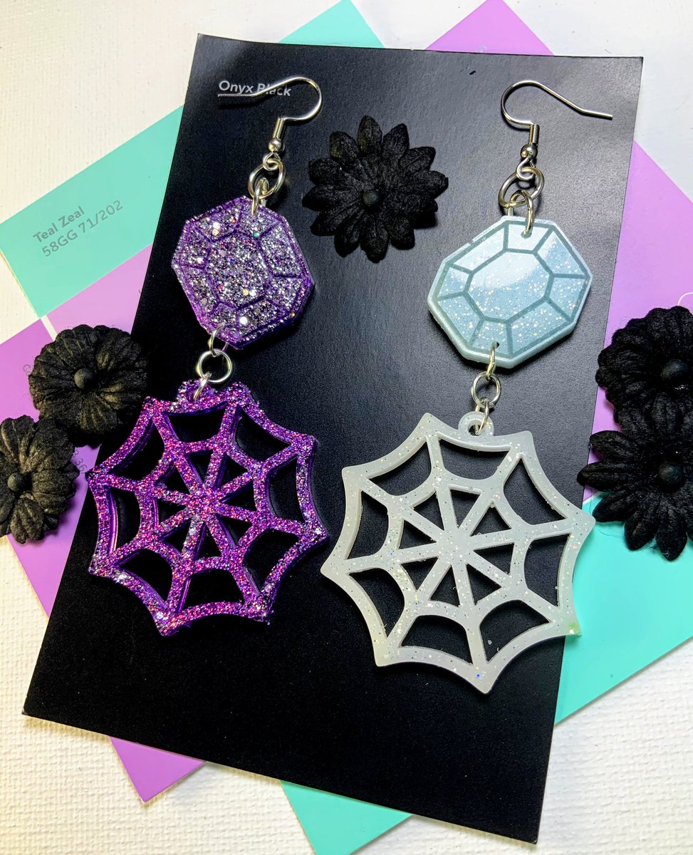 EnderbonesArt's tweet photo. 4 hours left to get 20% off your order with code SPRING 

dont miss out ♡ the shops just been restocked with a bunch of lovely pieces for all my babes who want something a little spooky and cute! 🌸🕸

https://t.co/hUgtLBhhZx https://t.co/ArJd90BDM2