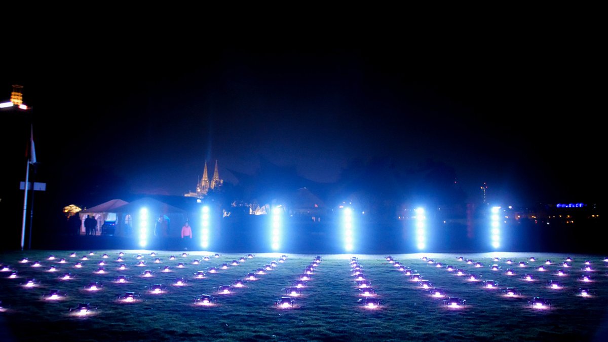 GLPimpression's tweet photo. Microsoft Xbox ‘Dream Stream’ with Eye-Candy from GLP
Executive producer Jens Hillenkötter provides an atmospheric backdrop for the drone launch with the wireless 🔘 Creative Light 1 🔘
#impressed #WGAF #KeepTheLightOn #CreativeLight1 #xboxlaunch
https://t.co/w1mBaIcpEc https://t.co/n4lcXw7wIg