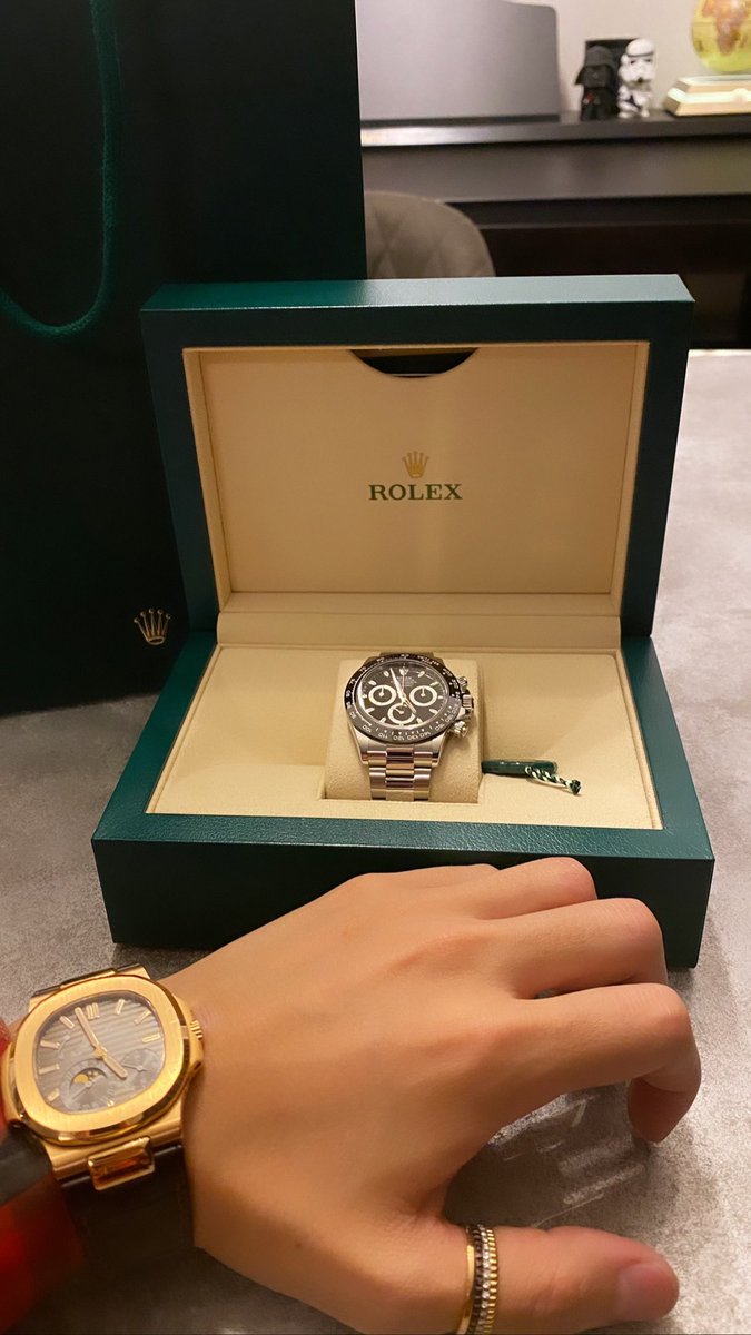 101xlo's tweet photo. 運に恵まれノーチラスを買って
まだ2ヶ月も経っていませんが
また運に恵まれ次はデイトナ！
何気に初のロレックスです😌
#rolex #116500ln #コスモグラフ
#岡山 #ホスト #ホストの休日
#ホストのツイートっぽくない
#シールズでホストすれば買える
#ホスト募集中 https://t.co/pMTGtVX3XJ