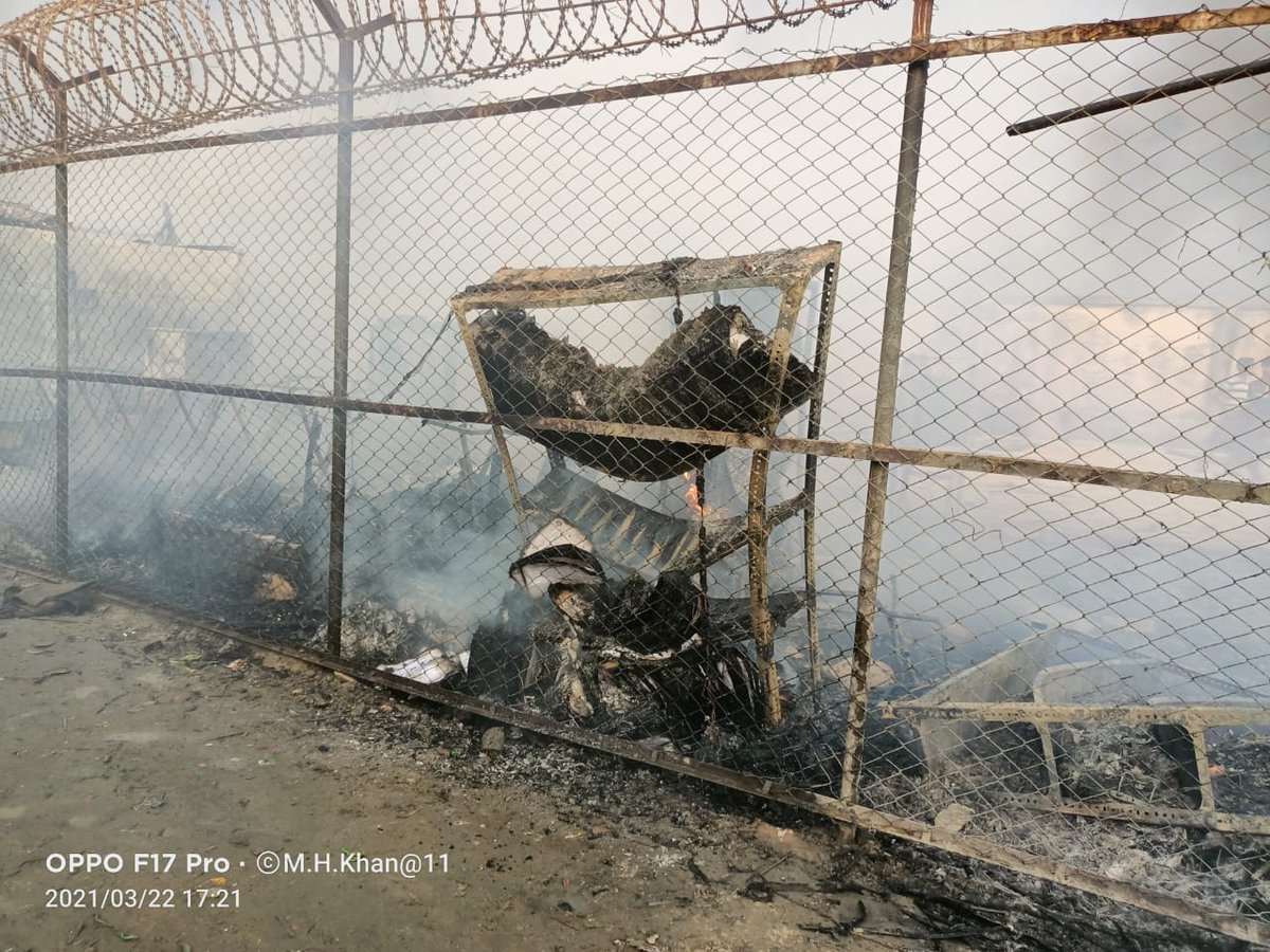 RoMujif's tweet photo. Due to these fences, our #Rohingya couldn't run out of the camps to save their lives during the fire but no one #understands our feeling and suffering may Allah give us the patience to pass his exam.@jessica_olney_1 @matthewfsmith @poppymcp @john_hq3 @mrattkthu https://t.co/LQ66iMcCnj