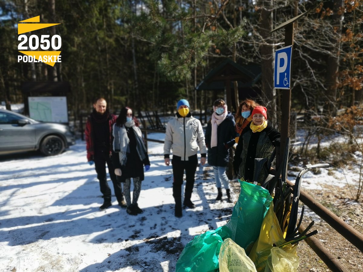 PL2050Podlaskie's tweet photo. Zimowa aura nie wystraszyła Ekipę #PL2050 #Suwałki i w ramach akcji #Wiosenne Porządki uporządkowała część lasu na terenie Wigierskiego PN🌳🌲
Grupie 7 osób udało się zebrać kilka dużych worków śmieci.
Dziękujemy!
#TakDzialaRuchObywatelski
#PL2050Podlaskie
#Podlaskie https://t.co/UDAe0gDla4