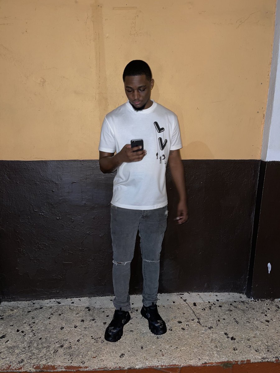 Mook_223's tweet photo. Thinkin Colossal Thinkin Bout Flying Da Vibez Out Goin 🌴 🦅 https://t.co/gxSlAl7WIL