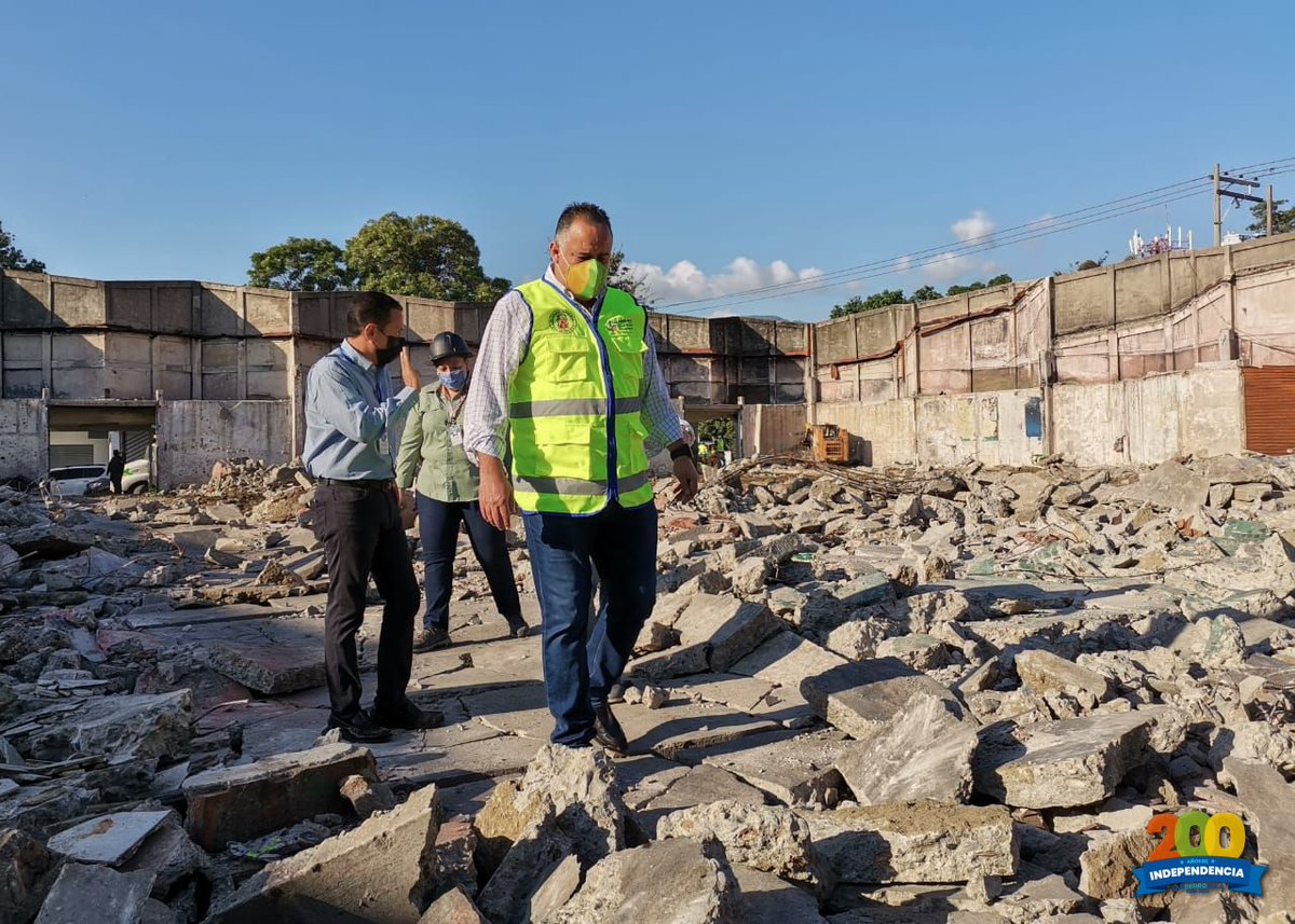 MuniSPS0501's tweet photo. #SPSAvanza: Nuestro alcalde @acalidoniohn supervisó este #Lunes los trabajos preliminares de reconstrucción del #MercadoGuamilito que estará listo y entregado en febrero del año 2022.

Así, inicia el sueño de cientos de locatarios que tendrán un mercado moderno en #SanPedroSula. https://t.co/AoCVfHNWSm
