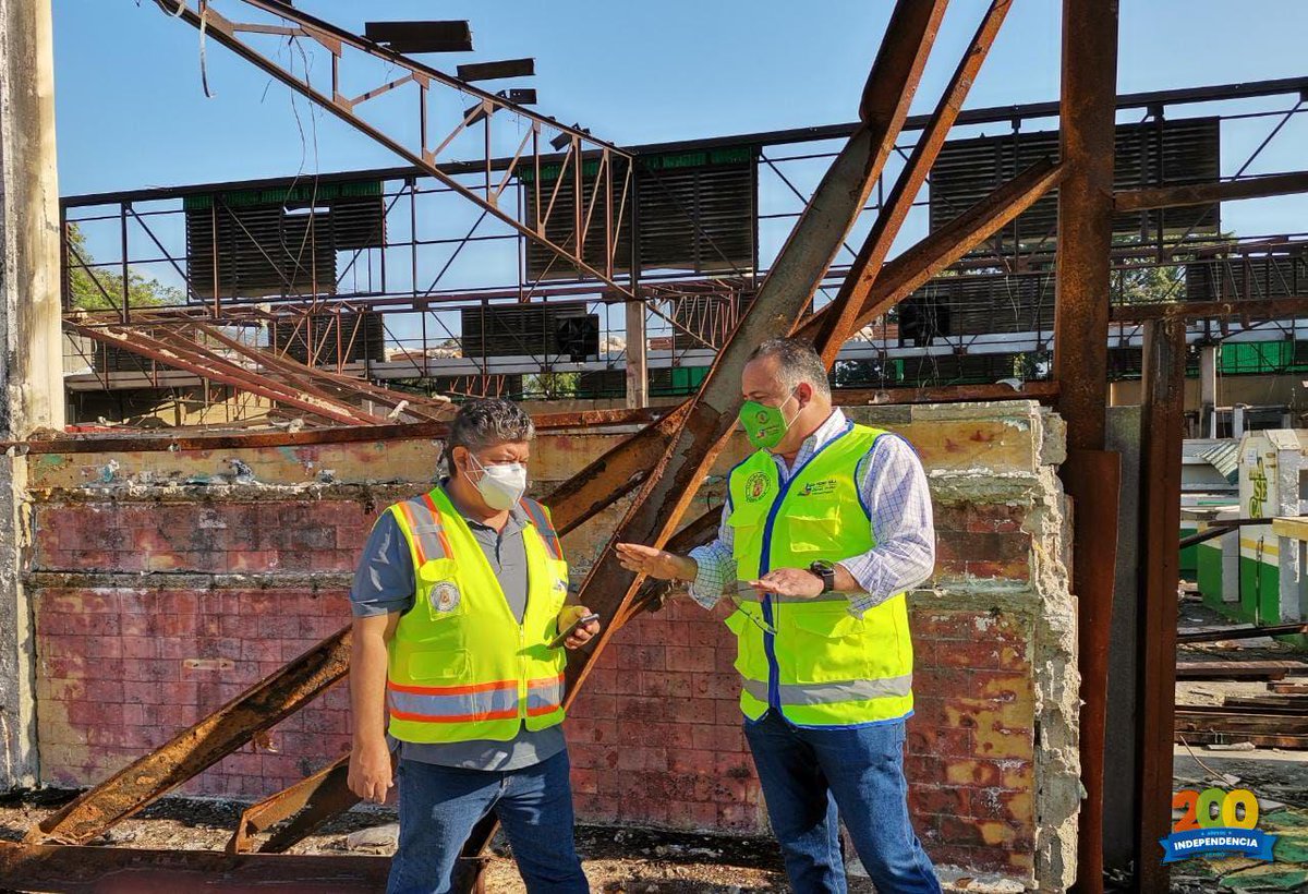 MuniSPS0501's tweet photo. #SPSAvanza: Nuestro alcalde @acalidoniohn supervisó este #Lunes los trabajos preliminares de reconstrucción del #MercadoGuamilito que estará listo y entregado en febrero del año 2022.

Así, inicia el sueño de cientos de locatarios que tendrán un mercado moderno en #SanPedroSula. https://t.co/AoCVfHNWSm