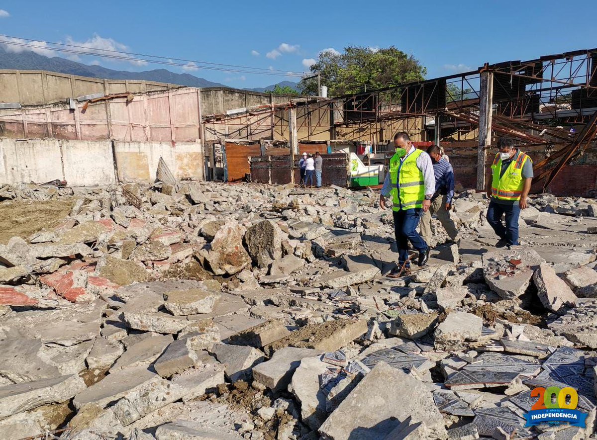 MuniSPS0501's tweet photo. #SPSAvanza: Nuestro alcalde @acalidoniohn supervisó este #Lunes los trabajos preliminares de reconstrucción del #MercadoGuamilito que estará listo y entregado en febrero del año 2022.

Así, inicia el sueño de cientos de locatarios que tendrán un mercado moderno en #SanPedroSula. https://t.co/AoCVfHNWSm