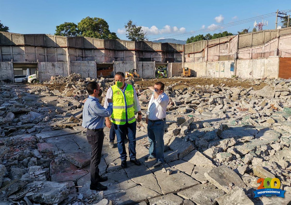 MuniSPS0501's tweet photo. #SPSAvanza: Nuestro alcalde @acalidoniohn supervisó este #Lunes los trabajos preliminares de reconstrucción del #MercadoGuamilito que estará listo y entregado en febrero del año 2022.

Así, inicia el sueño de cientos de locatarios que tendrán un mercado moderno en #SanPedroSula. https://t.co/AoCVfHNWSm