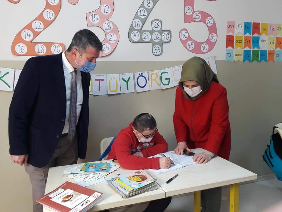 İlçe Milli Eğitim Müdürümüz Mustafa Uzunlar, şube müdürlerimiz Bakiye Can Usta ve Hıfzullah Kocaman ile birlikte Down Sendromu Farkındalık günü dolayısıyla okulumuzu ziyaret ederek öğrencilerimizle  etkinlikler yaptılar.<a href="/ziyaselcuk/">Ziya Selçuk</a> <a href="/CoskunESEN57/">Coşkun ESEN</a> <a href="/MustafaUzunla13/">Mustafa Uzunlar</a> <a href="/BakiyeUsta/">Bakiye Can</a>