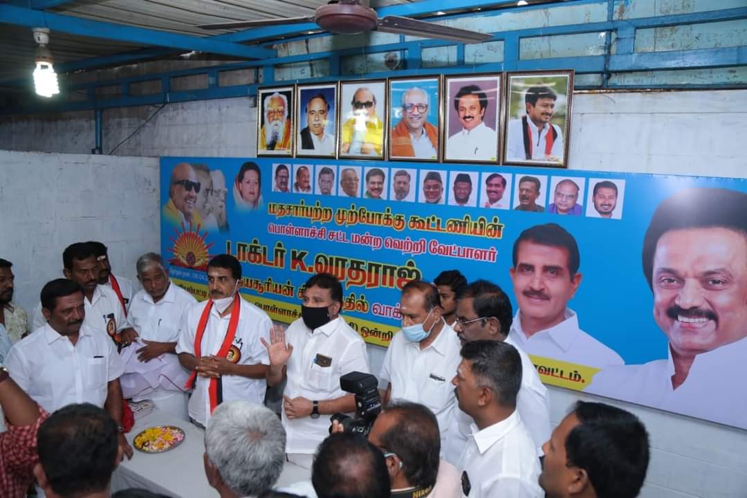 MaruthavelDmk's tweet photo. நமது வெற்றி வேட்பாளர் அண்ணன் #டாக்டர்வரதராஜ் அவர்களுக்கு    வாக்கு சேகரித்தபோது உடன் கழக நிர்வாகிகள் மற்றும் பொதுமக்கள்

வாக்களிப்பீர் உதயசூரியன் 🌅!
#DMK4TN2021 #StalindhaanVararu  #StalinForCM #DMK4TN  #வாக்களிப்பீர்_உதயசூரியன்
#MKStalin4TN #VoteForDMK #MKStalin #pollachifordmk https://t.co/Z4zEMVnS5w