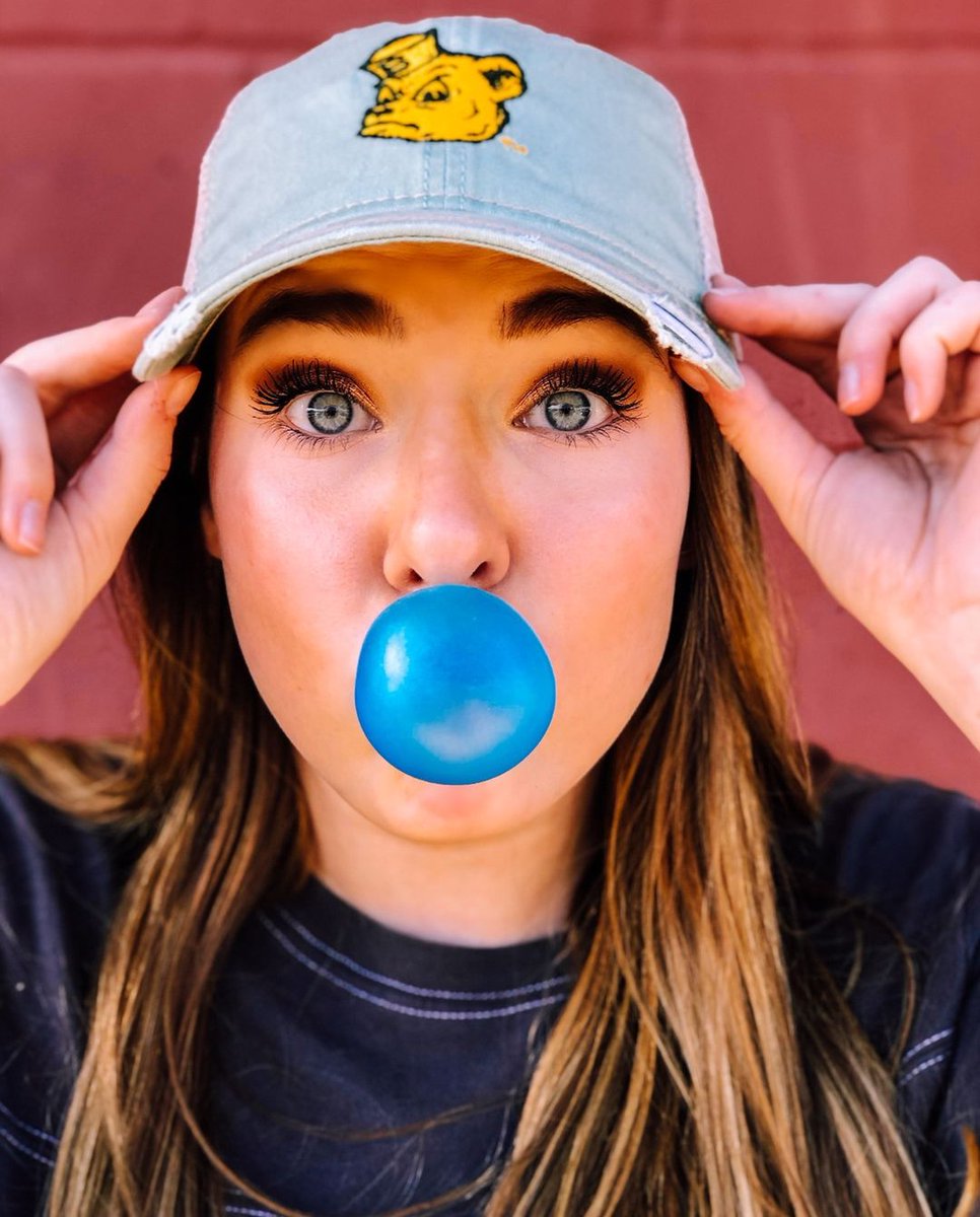 bigleaguechew's tweet photo. Hope your Monday is as sweet as this #BigLeagueBubble! π #BigLeagueChew #BigRallyBlueRaspberry πΈ: @barefootwaco https://t.co/wuxoRDyK8j