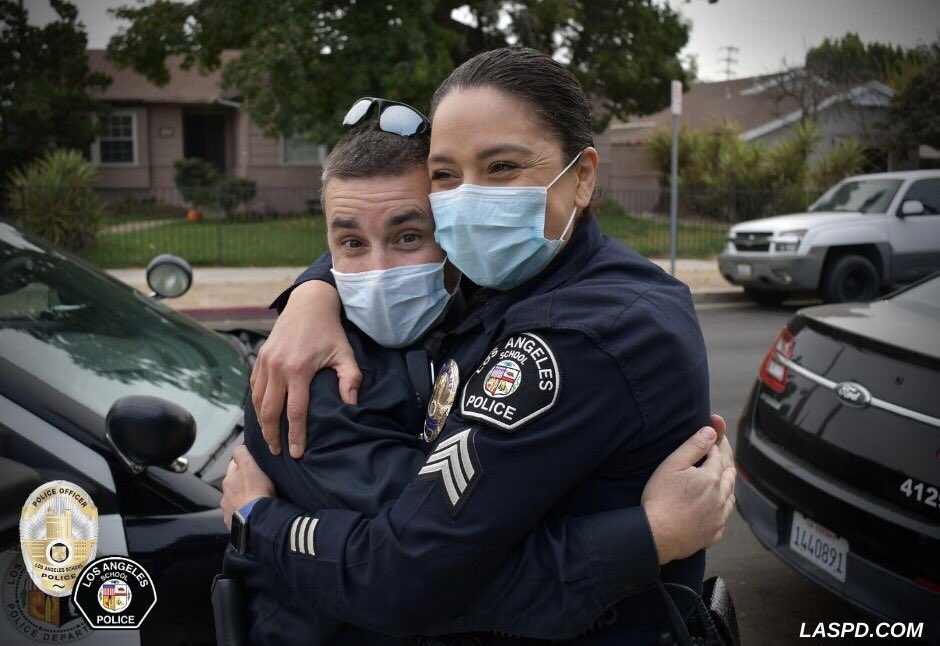 LASchoolPolice's tweet photo. Happy Monday! 
🙂
#LASPD #WeAreFamily #PositiveVibes #Detective #Sergeant #OnlyTheStrongSurvive #MondayMotivation #Hugs #Police  #LawEnforcement #StayPositive #LASPDStrong #Love #Family #Smile https://t.co/NLt09ZpK1m