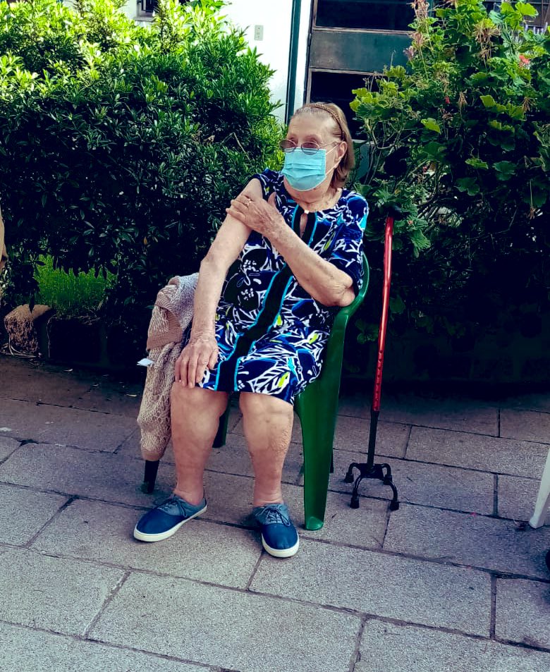 valetassisto's tweet photo. Mientras muchos esperan sus sms, a mí me llegó una foto que espero desde hace un año. Siento un gran alivio de ver a mi abuela con la primera dosis. Falta poco para poder abrazarla con tranquilidad y volver a disfrutar de sus ricas comidas en familia! 💛 #UruguaySeVacuna https://t.co/BVHNan4cpv