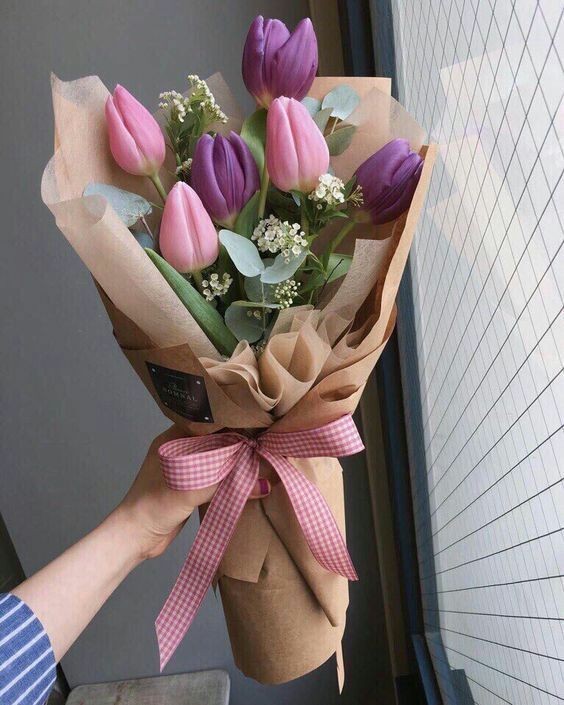 una cosa... y lo bonitos que son los ramos de tulipanes?💐