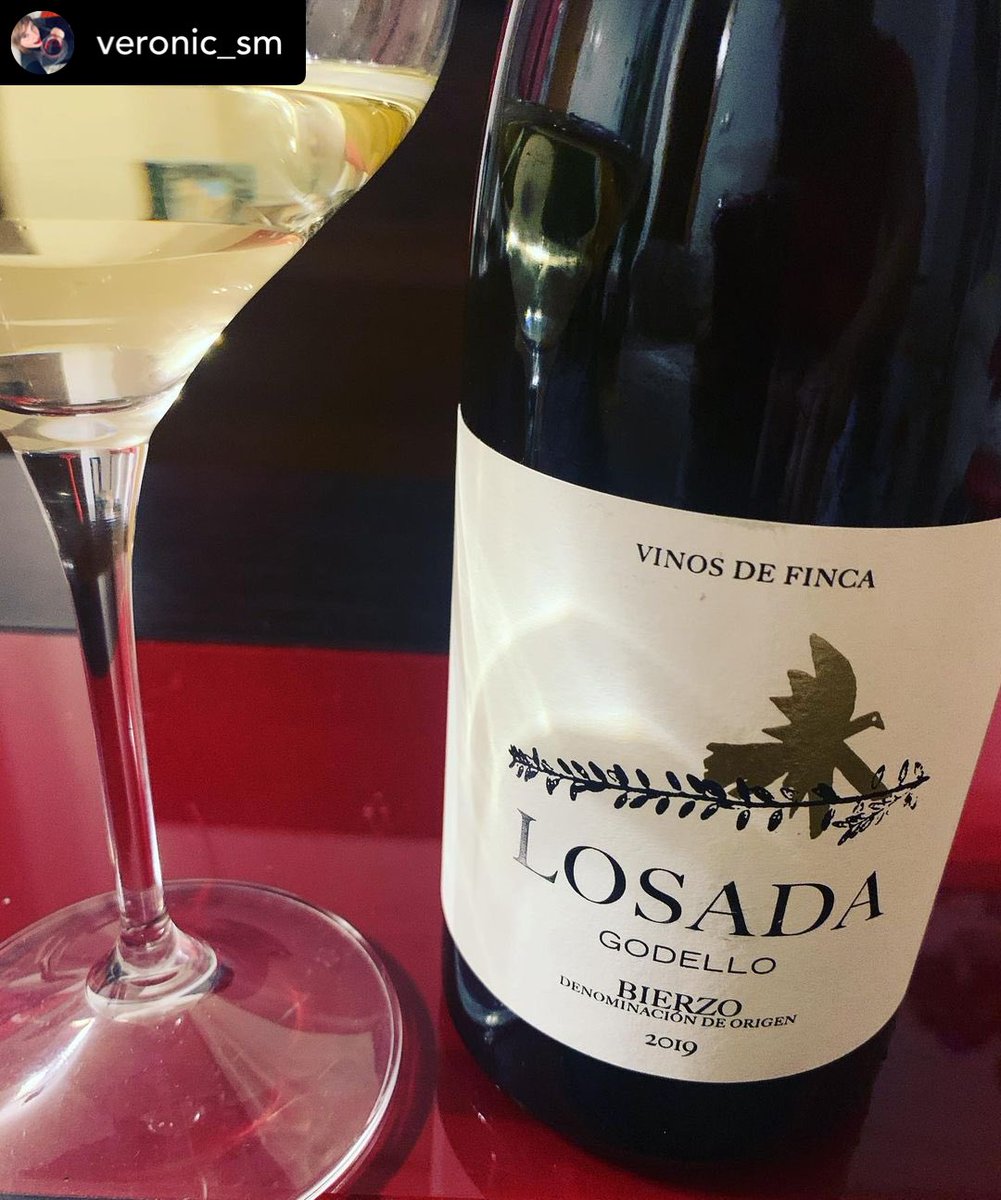 LosadaVinos's tweet photo. Posted• @veronic_sm Vacaciones atípicas, con postales desde el salón... 😅 ¡Hoy visita al Bierzo! ¡Salud! #relax #vacaciones #vino #vinoblanco #godello #dobierzo #bodegalosada #losadavinosdefinca #bierzo #cacabelos #convinotodosabemejor #instavino #vinogram #winegram https://t.co/zEj4I5F5JN