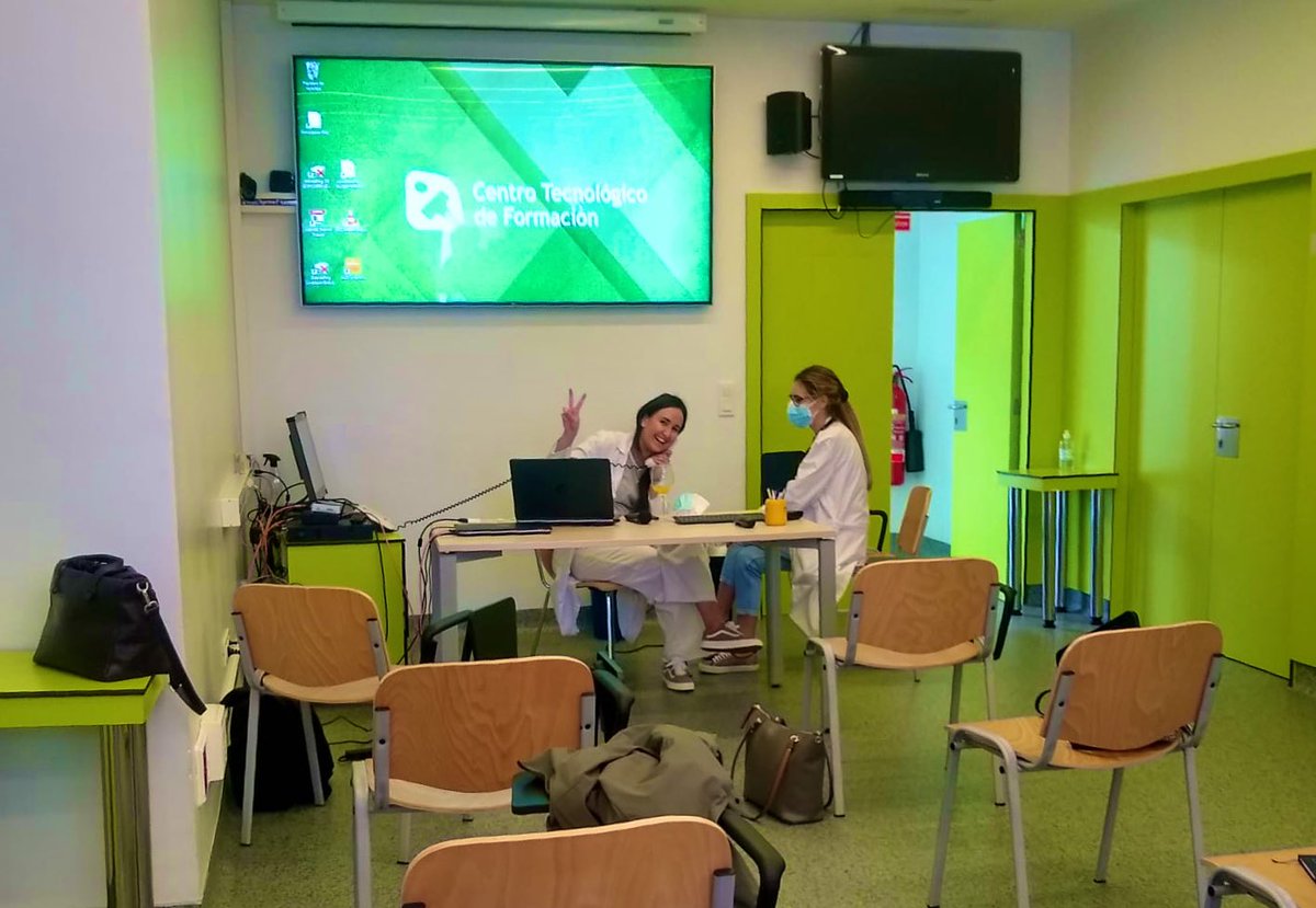 LourdesGarance's tweet photo. Hoy como parte del profesorado en el curso de laparoscopia básica para R1 de la AEC. Volviendo poco a poco a la enseñanza presencial 📚
Foto muy improvisada con @lau_cast https://t.co/cr2uvd05CW