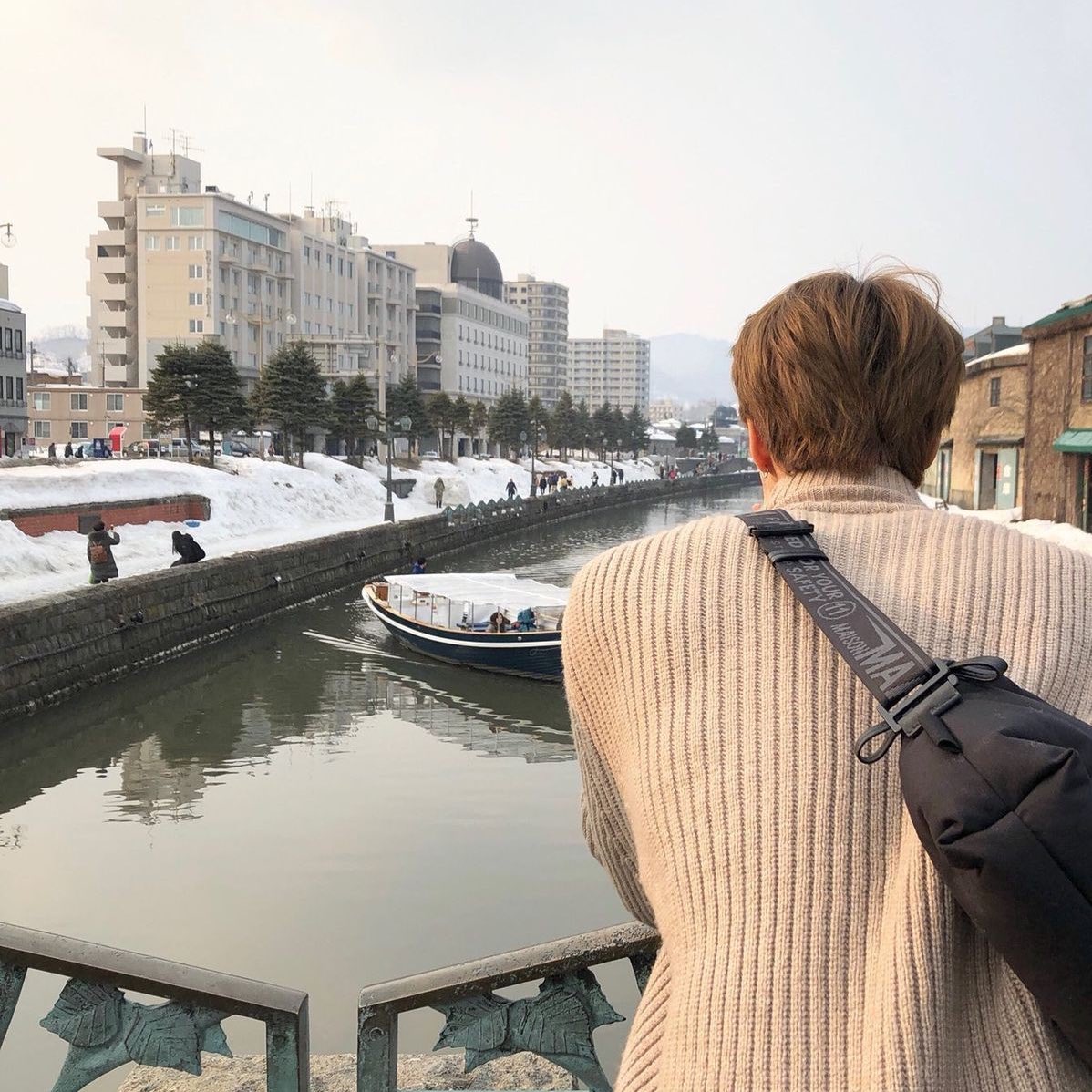 ขอชงหน่อย รูปนี้จอนแจหวานมาก เปิดเผยไม่ไหวแล้ว ทำไมต้องถ่ายที่คลอง เพราะ คองนี้กูจน = คนนี้กูจอง คนนี้=แจฮยอน ตบเข่าจนเขียว ป๊าบ ป๊าบ ป๊าบ