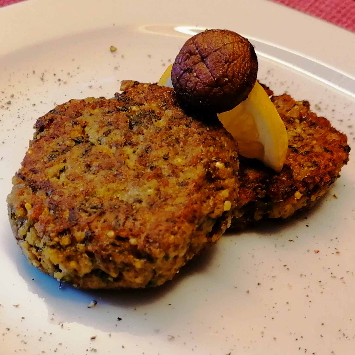 MikeKocht's tweet photo. Es muss nicht immer Fleisch sein im #Twooking, damit es auch schmeckt.
#Hirse #Champignon #Laibchen (mit #Steinpilz aromatisiert)
#Zwiebel #Ei #Mehl
Mit Salat dazu ein perfektes Montagsgericht
https://t.co/LMwee9MQQf https://t.co/V07bvi41lu