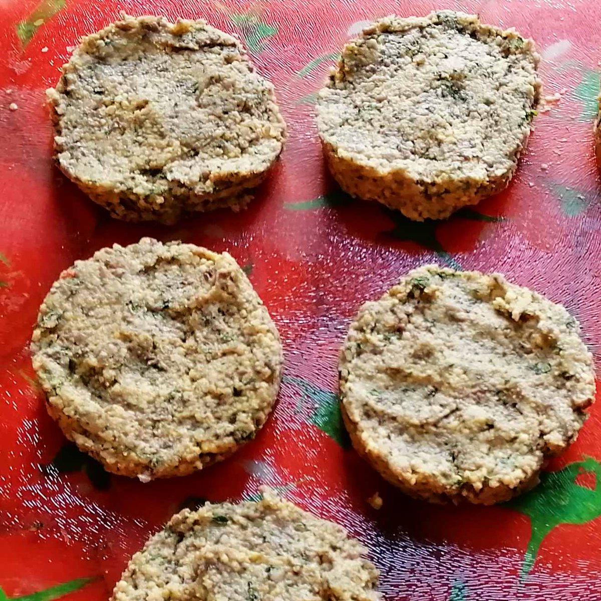 MikeKocht's tweet photo. Es muss nicht immer Fleisch sein im #Twooking, damit es auch schmeckt.
#Hirse #Champignon #Laibchen (mit #Steinpilz aromatisiert)
#Zwiebel #Ei #Mehl
Mit Salat dazu ein perfektes Montagsgericht
https://t.co/LMwee9MQQf https://t.co/V07bvi41lu