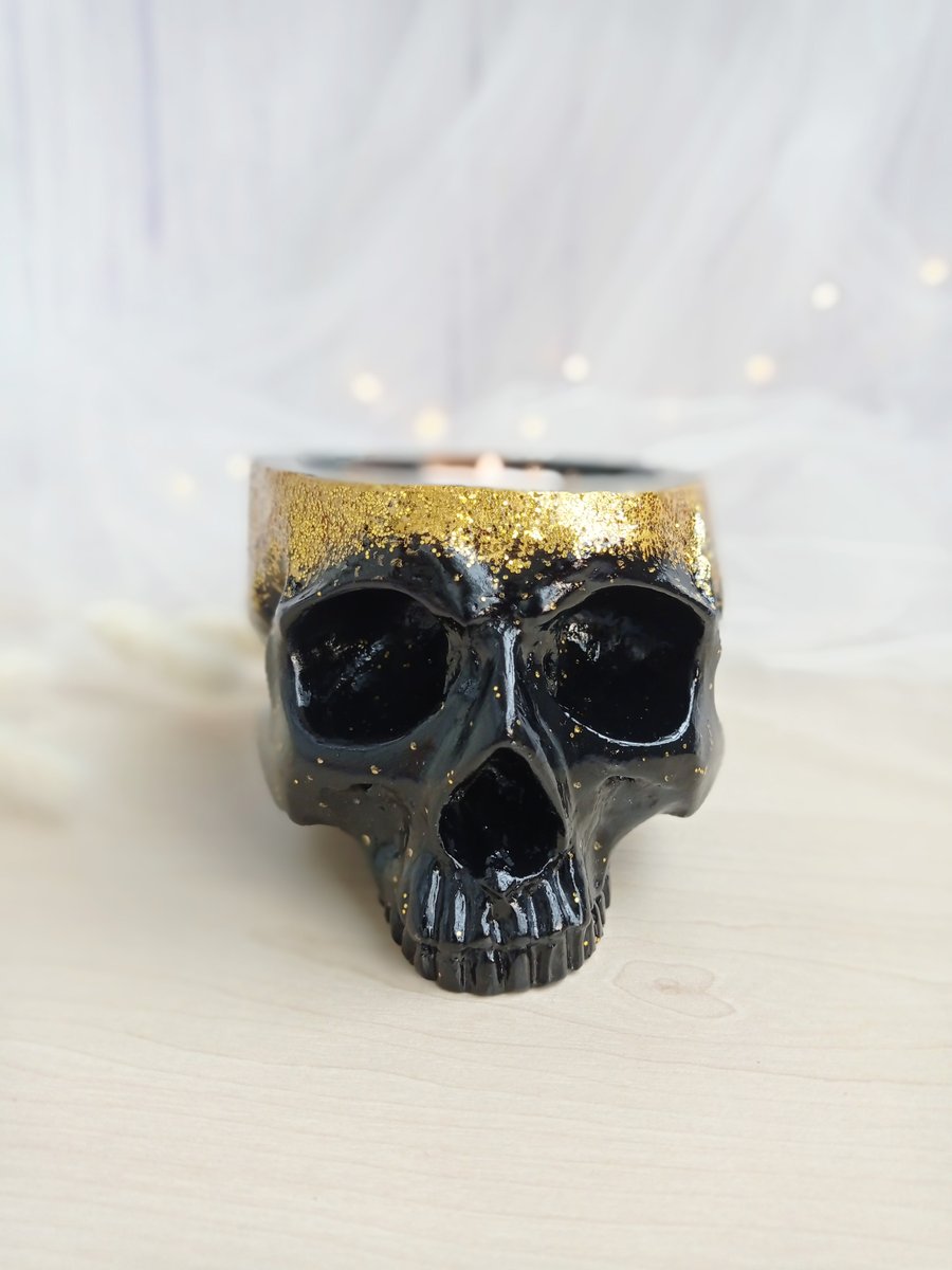 Black skull candle holder with gold glitter decor. Available in my Etsy shop etsy.com/listing/946100…

#skull #skulldecor #candleholder #tealightholder #candlestickholder #skulls #blackdecor #blackhome