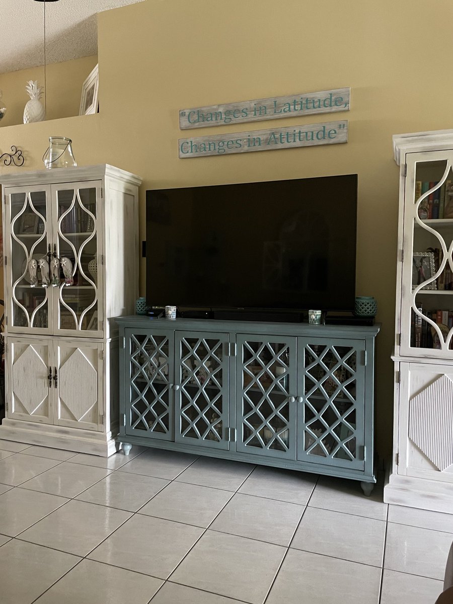 foxyinflipflops's tweet photo. My husband and daughter seem indifferent to my new @Margaritaville signs. I LOVE them! #changesinlatitude #changesinattitude https://t.co/ETWYL8TZvv