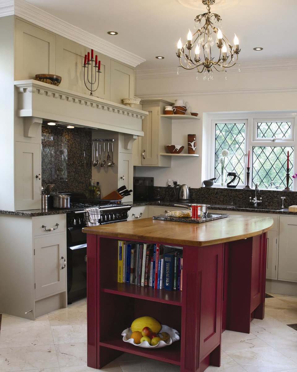 If you're choosing a contrast colour for your island, why not go for something that stands out amongst the rest?!
🔨
🔨
🔨
🔨
#solidwoodkitchen #bespokekitchen #kitchen #kitchendesign #farrowandball #paintedkitchens #kentdesign #kentkitchens #ashford #canterbury #kent #folkestone