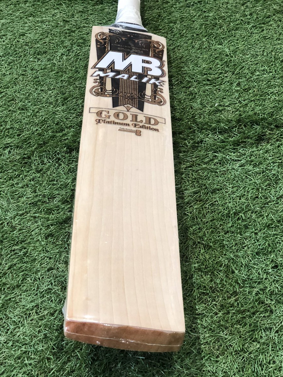 Allthegear99's tweet photo. MB Malik Gold Platinum Edition #Cricket #Bat @MBMalikOfficial 

Full profile with a big sweet spot. Pro grade selective English Willow.
Stunning grains.

Weight: 2lb 10oz
Edge: 37mm
Grains: 14

Concave: Minimal
Sweet Spot: Mid to Low
Handle: Semi Oval

Price: 
£299.99 + shipping https://t.co/FQKeGCLneE