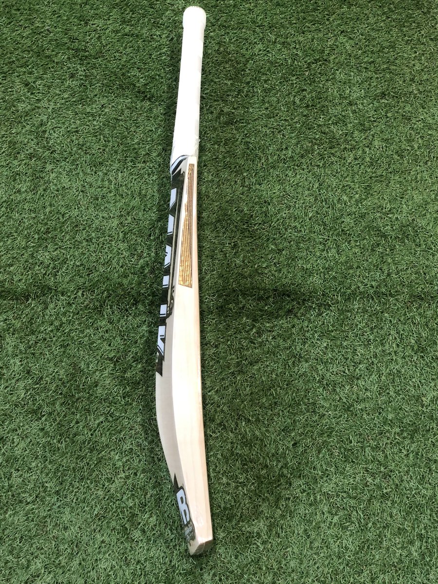 Allthegear99's tweet photo. MB Malik Gold Platinum Edition #Cricket #Bat @MBMalikOfficial 

Full profile with a big sweet spot. Pro grade selective English Willow.
Stunning grains.

Weight: 2lb 10oz
Edge: 37mm
Grains: 14

Concave: Minimal
Sweet Spot: Mid to Low
Handle: Semi Oval

Price: 
£299.99 + shipping https://t.co/FQKeGCLneE