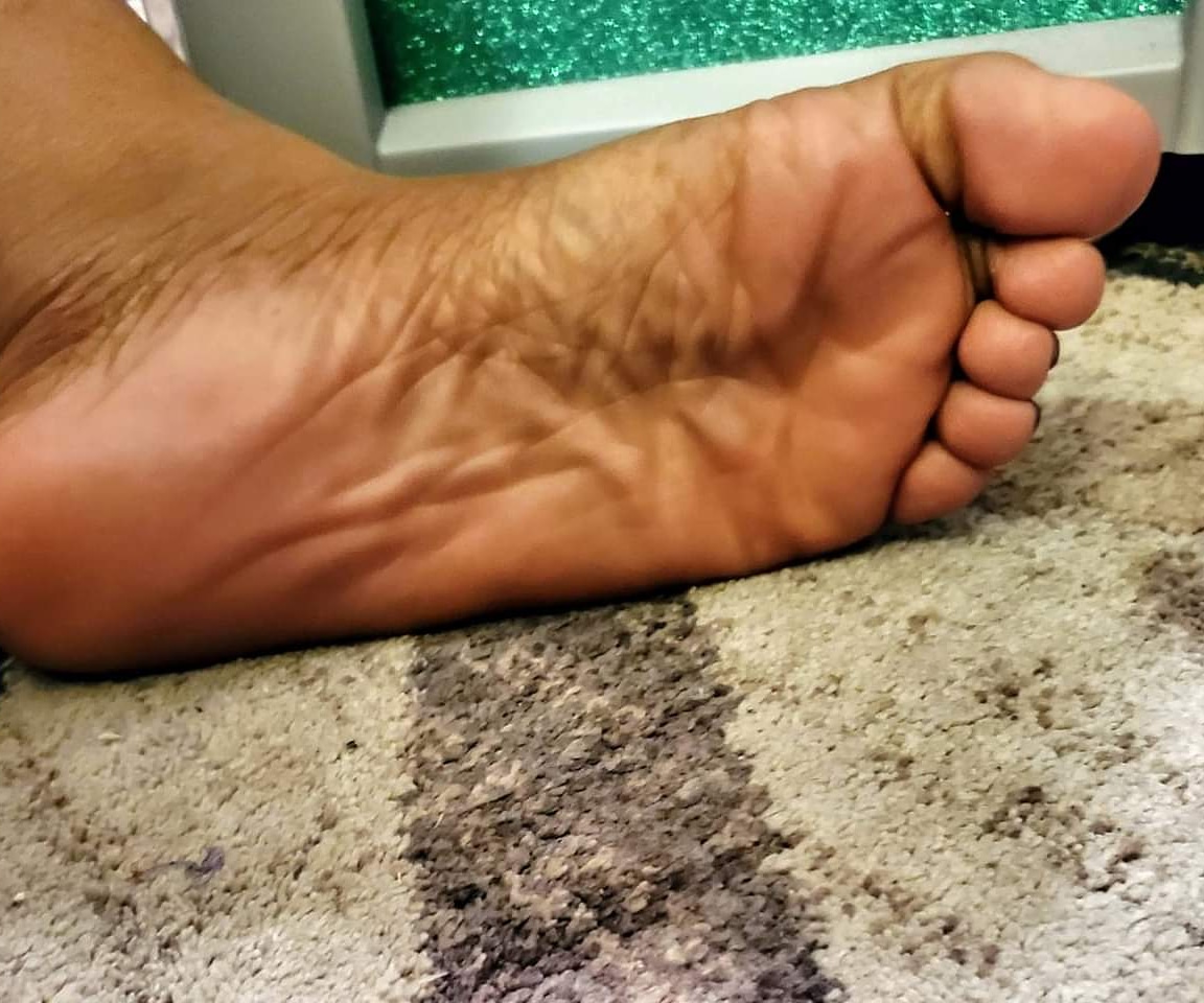 Jessibabe98's tweet photo. #feet #feetpicsforsale #feetporn #footporn #cutetoes #feetlove #wavysoles #wrinkledsoles #suckabletoes #feetworship #footfetishnation #sexywomanfeet #sexyfeet #girlfeet #girlfoot #toes #feetpics  #queentoes #queenfeet #footfetısh #fetish #sexy #feetselfie #ebonyfeet https://t.co/bUDfPqp5Vl