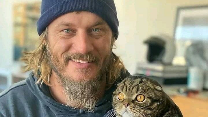 just4vikings's tweet photo. What a lucky cat 💞💕💕 https://t.co/CkI3QuGLCV