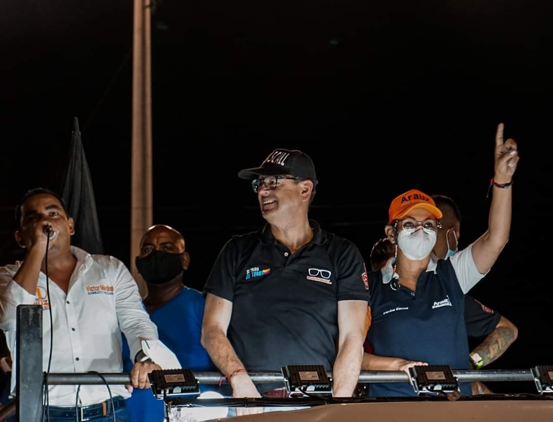 VictorMedinaAb's tweet photo. Recorremos barrios, parroquias y recintos d nuestro pueblo llevando el mensaje d @ecuarauz y @rabascallcarlos porque soñamos con un 🇪🇨 d oportunidades para todos, con equidad y justicia social, pero sobre todo donde el ser humano esté sobre el capital, como en la década de Rafael https://t.co/IxrdP5XpFN