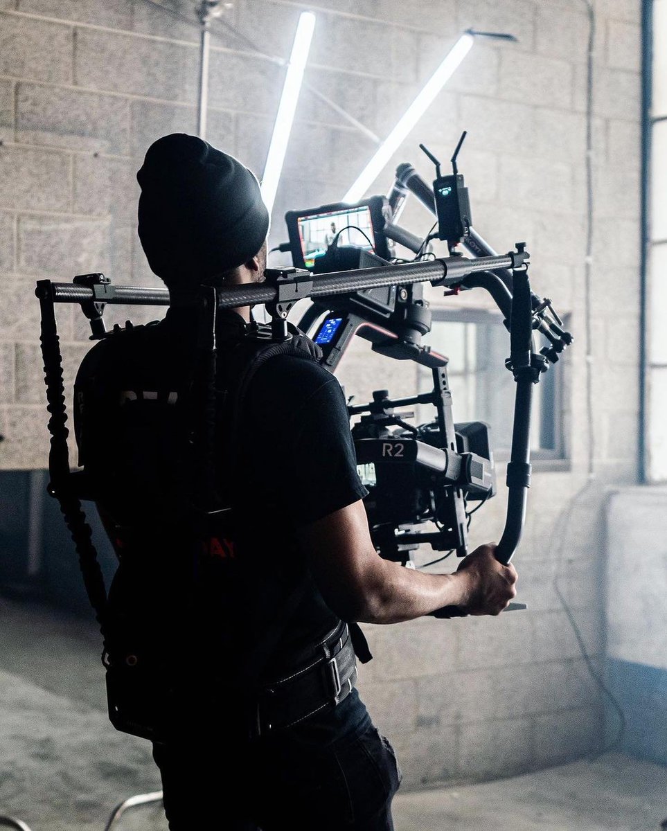 “If you’re not loving what you do, there’s a chance you’re probably doing the wrong thing.”
⚡️ PREACH!! ⚡️
#readyrigcommunity filmmaker @kreatewithkvnvas
.
#kreatewithkvnvas #kvnvas #readyrig #ronin2 #canon1dxmiii #quality #borntokreate
📸 @esolthedirector_