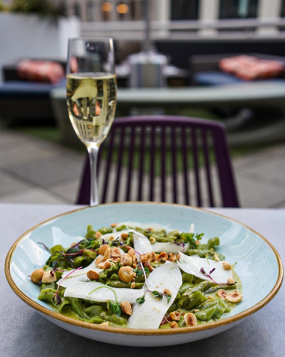 SO stoked for spring and all the alfresco dining! This #pasta was perfect and enjoying it on a sunny evening in #visitSeattle was giving me all the good vibes. 

🍝: Spinach Campanelle w sorrel &amp; hazelnut pesto, tomato, asparagus, shaved pecorino 😍

📍: <a href="/FrolikSeattle/">Frolik</a>