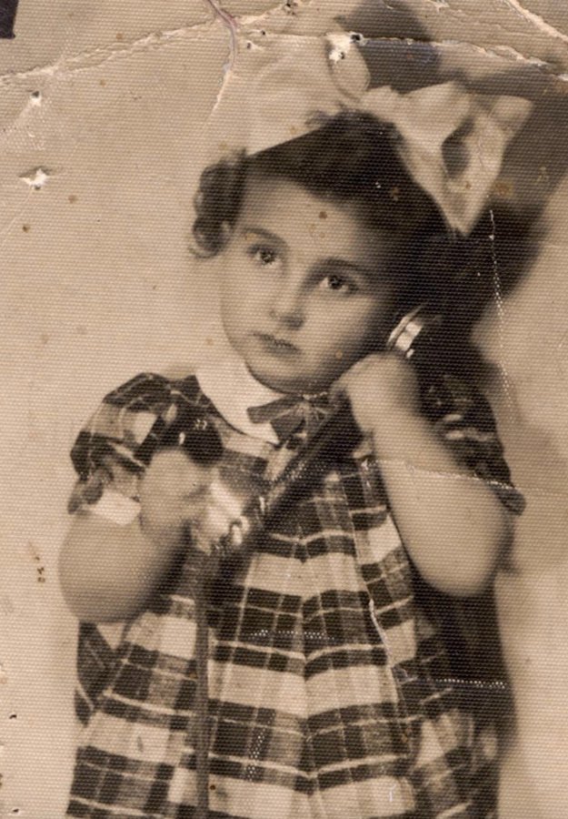 AuschwitzMuseum's tweet photo. 23 March 1938 | A Polish Jewish girl, Chanita Szklarczyk, daughter of Benjamin and Esther, was born in Sosnowiec. 

In 1943 she was deported to #Auschwitz, where she was murdered in a gas chamber. https://t.co/o21Eg34xbs