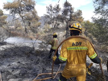 Cati_Tarragona's tweet photo. Els #bomberscat donen per controlat l'#IFSenan, que ha cremat 41 hectàrees, a la #ConcadeBarberà, segons els @agentsruralscat.
Continuen remullant la zona afectada amb 27 dotacions terrestres i un helicòpter. https://t.co/x3gjcXyulh