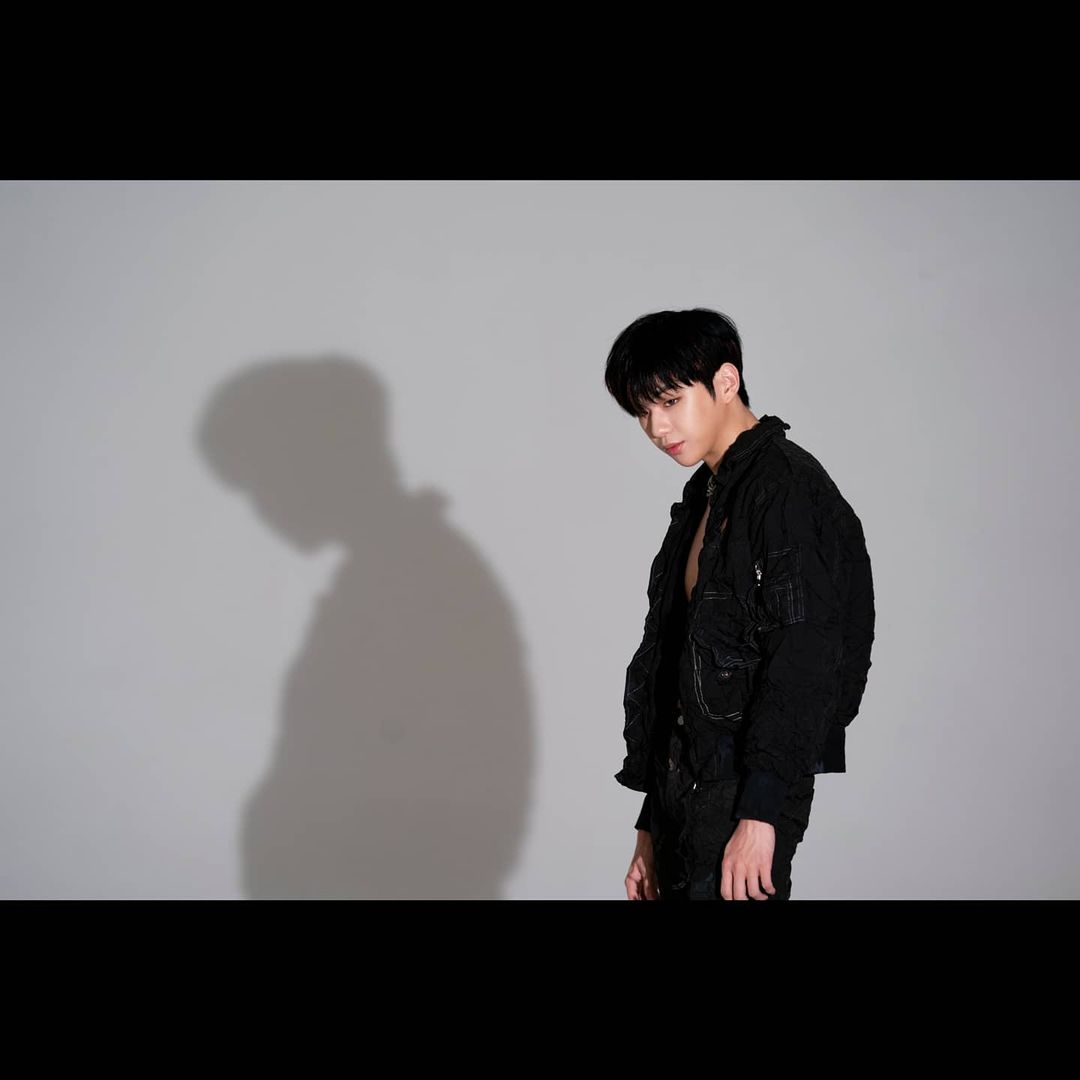 KNIGHTDANIELTWT's tweet photo. ( 📸 ) ... #𝗠𝗔𝗚𝗘𝗡𝗧𝗔 _ 2nd mιᥒι ᥲᥣbᥙm ◜神性 𝗝𝗔𝗖𝗞𝗘𝗧 𝗙𝗜𝗟𝗠 ⤿﹫bᥱhιᥒd thᥱ sᥴᥱᥒᥱs.
#1YEARWDANIEL #HEYDANIEL https://t.co/8ZExgzhzSw