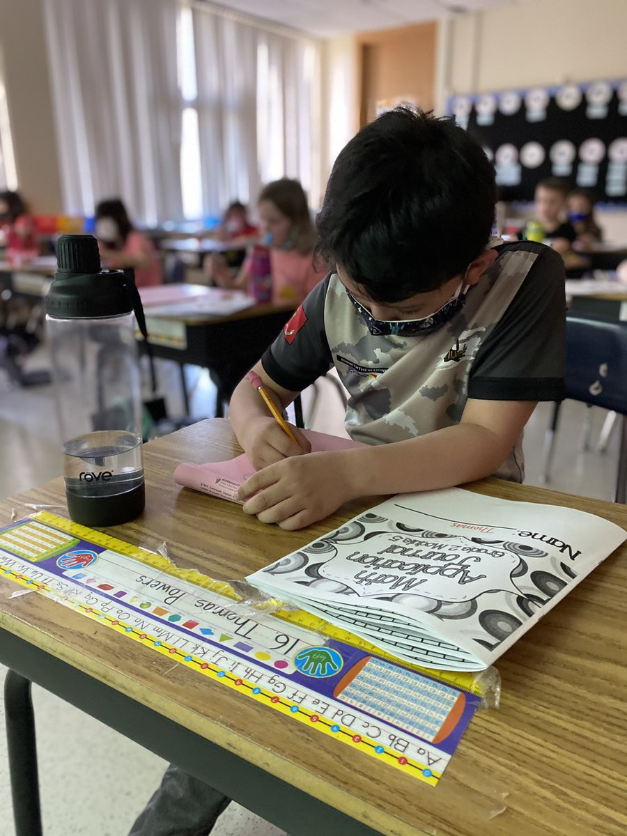 Ms_NThompson's tweet photo. Kicking of #humor week with the legend #DavPilkey! Thank you @Scholastic and @Flipgrid for bringing comics into our classroom today! 😆😻#flipgridforall #Dogman #CaptainUnderpants #bvillebees #whyp2 #inspire #create #readingisfun #kidscanwrite https://t.co/s1lbvPWNmb