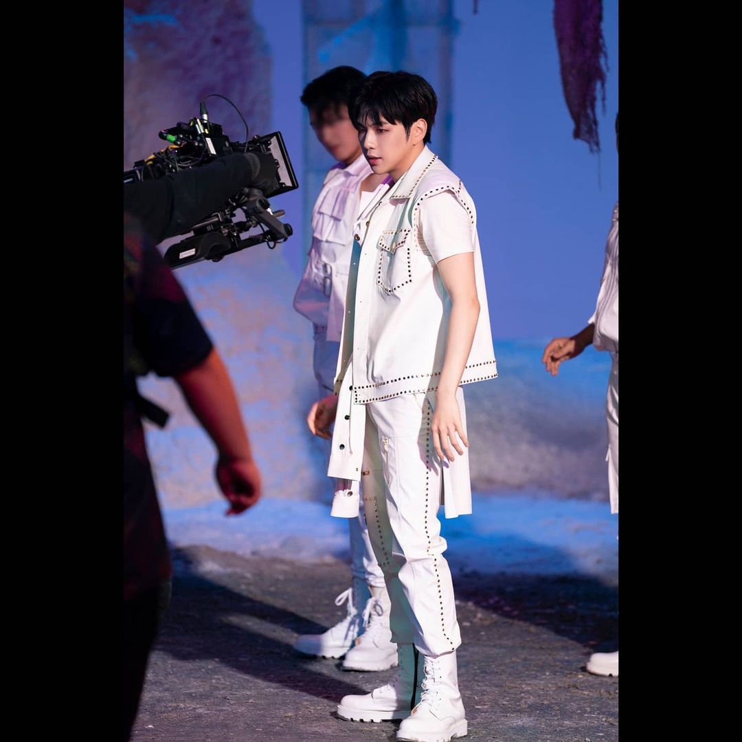KNIGHTDANIELTWT's tweet photo. ( 📸 ) ... #𝗠𝗔𝗚𝗘𝗡𝗧𝗔 _ 2nd mιᥒι ᥲᥣbᥙm ◜神性 𝗪𝗛𝗢 𝗨 𝗔𝗥𝗘 ⤿﹫bᥱhιᥒd thᥱ sᥴᥱᥒᥱs.
#1YEARWDANIEL #HEYDANIEL https://t.co/FbeYQE0v4k