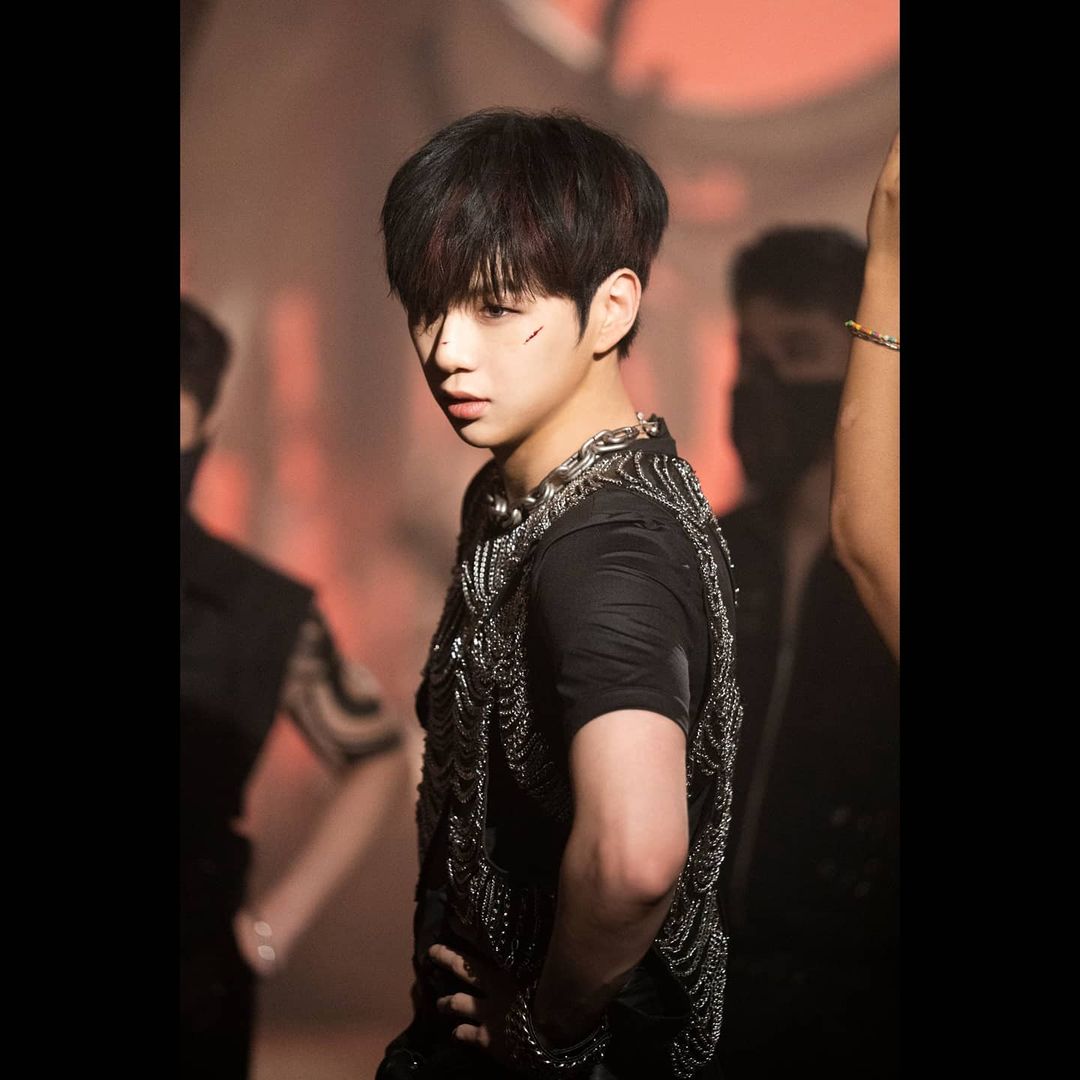 KNIGHTDANIELTWT's tweet photo. ( 📸 ) ... #𝗠𝗔𝗚𝗘𝗡𝗧𝗔 _ 2nd mιᥒι ᥲᥣbᥙm ◜神性 𝗪𝗛𝗢 𝗨 𝗔𝗥𝗘 ⤿﹫bᥱhιᥒd thᥱ sᥴᥱᥒᥱs.
#1YEARWDANIEL #HEYDANIEL https://t.co/I6smxdUms8