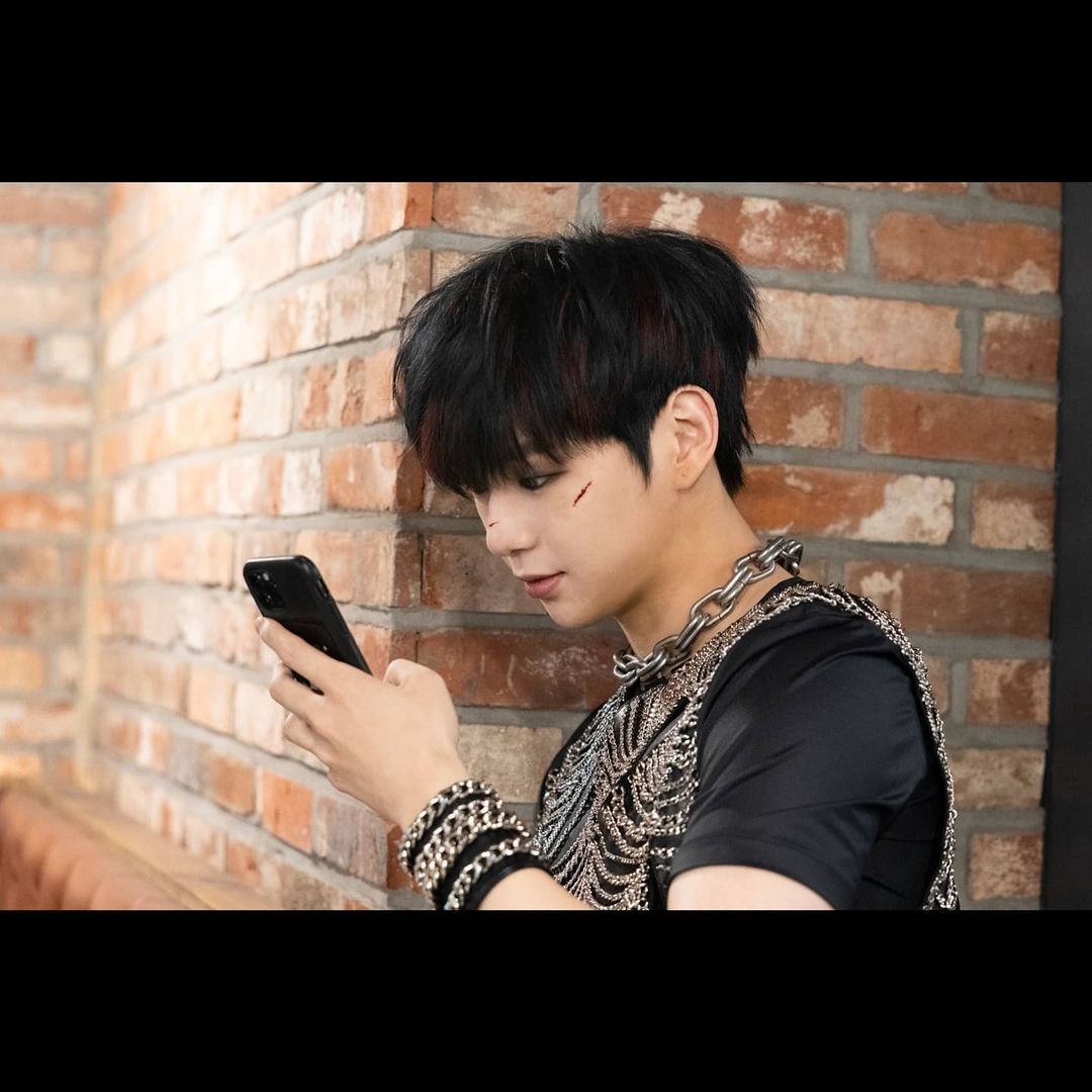 KNIGHTDANIELTWT's tweet photo. ( 📸 ) ... #𝗠𝗔𝗚𝗘𝗡𝗧𝗔 _ 2nd mιᥒι ᥲᥣbᥙm ◜神性 𝗪𝗛𝗢 𝗨 𝗔𝗥𝗘 ⤿﹫bᥱhιᥒd thᥱ sᥴᥱᥒᥱs.
#1YEARWDANIEL #HEYDANIEL https://t.co/FbeYQE0v4k