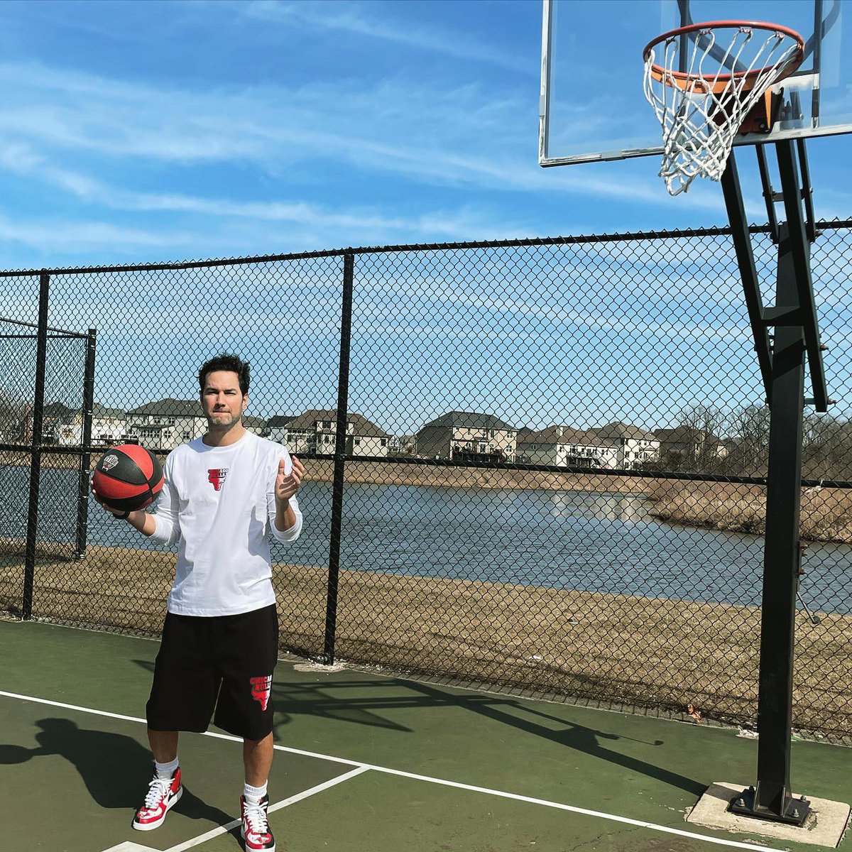 LiveWithRoman's tweet photo. Might not be able to cheer on our favorite team at the United Center, but thanks to BOSS...we can still rep them 24/7! 🏀
The Chicago Bulls-branded collection is now available at BOSS' Chicago location at The Shops at North Bridge on Michigan Avenue! 😎
#BOSSteam #BOSSxNBA https://t.co/uaUSbaJEiY