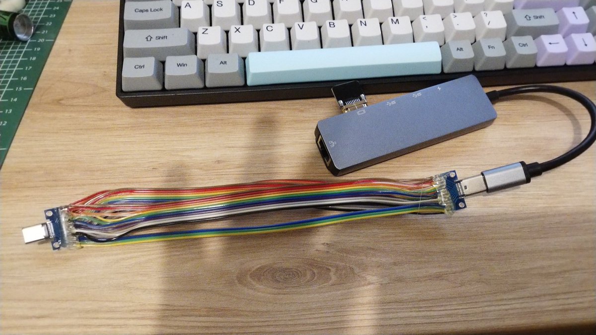 nico69400's tweet photo. J'avais dit que ça finirait en un truc à souder (crade certes).
Et là j'ai ce que je veux. L'alimentation + la data/hdmi.
Je vais pouvoir continuer à avancer dans l'intégration du tel dans la #diskiopi. https://t.co/6vwu9m9R6a