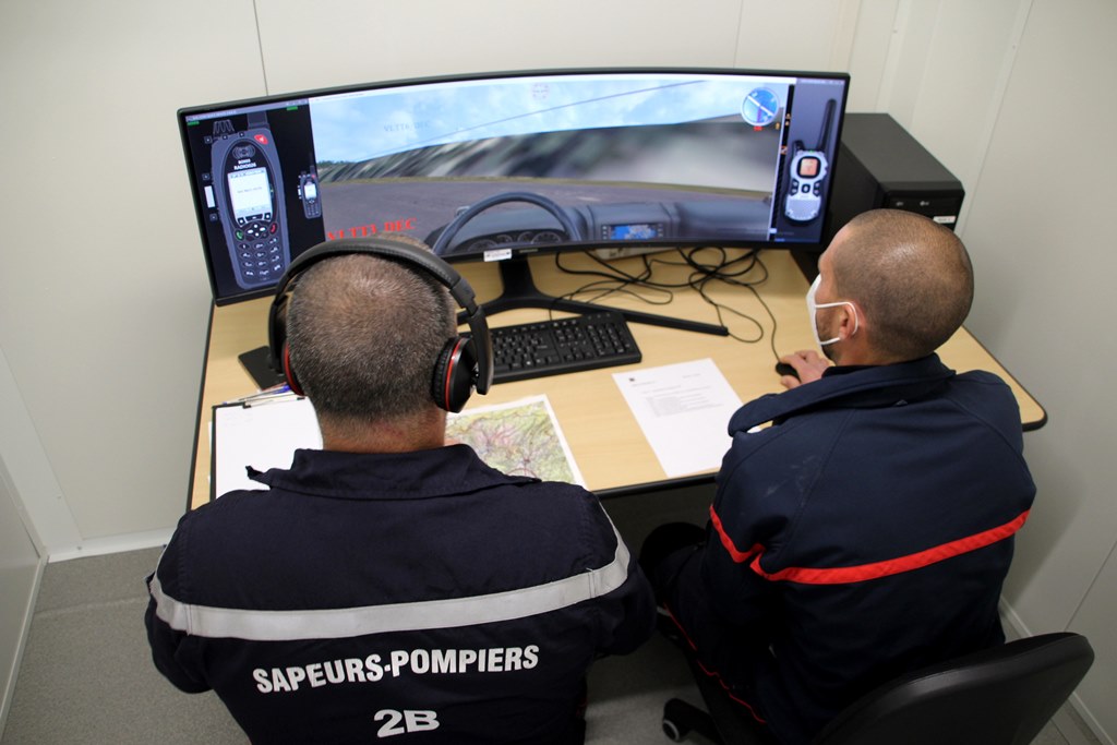 sis_2b's tweet photo. 12 stagiaires « Chef d'Agrès FDF2 » ont inauguré ce jour, l'espace « simulateurs » de l’EDSP financé par des fonds INTERREG. Des opérateurs du @sdis2b  et @sdis2a  ont activé divers scenarii intégrant moyens aériens et terrestres #Proterina #Maregot #CRISE https://t.co/Jg1UpgyU66