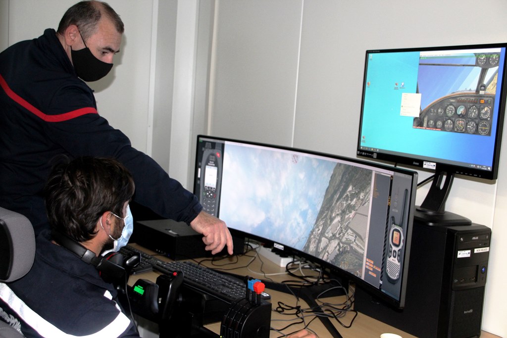 sis_2b's tweet photo. 12 stagiaires « Chef d'Agrès FDF2 » ont inauguré ce jour, l'espace « simulateurs » de l’EDSP financé par des fonds INTERREG. Des opérateurs du @sdis2b  et @sdis2a  ont activé divers scenarii intégrant moyens aériens et terrestres #Proterina #Maregot #CRISE https://t.co/Jg1UpgyU66