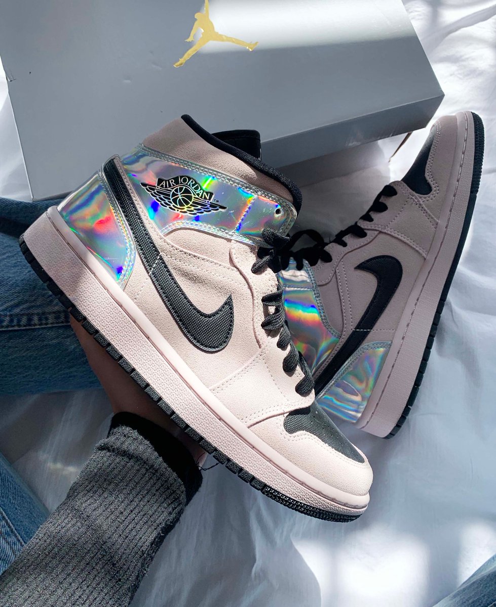 TheSoleWomens's tweet photo. ⚡️ FREE GIVEAWAY ⚡️
We're giving away the sold-out Jordan 1 Mid Iridescent to one lucky winner!

To enter this giveaway:

1. Follow @TheSoleWomens
2. LIKE and RETWEET this tweet
3. Comment with your UK shoe size

Good luck! The winner will be announced 24 March. https://t.co/pdzzisReTX