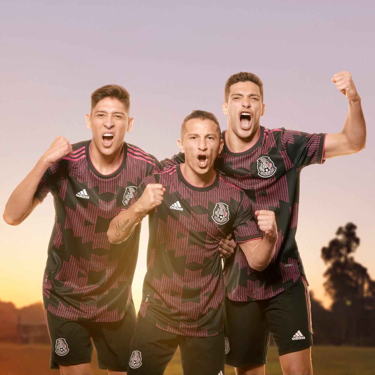 99Foot_'s tweet photo. Que pensez-vous du nouveau maillot du Mexique ? 👕🇲🇽 

📸 @miseleccionmx 

#CopaAmerica https://t.co/RYoVKftiek