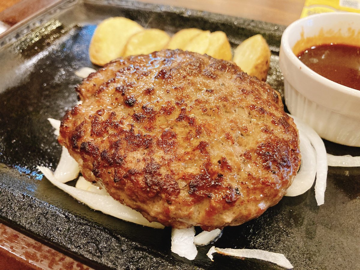 en89mens's tweet photo. 手ごねハンバーグ
カレー&amp;サラダバー
@steakgusto029 

ハンバーグも美味しいですし
サラダバーもカレーも美味しくて好きです‼️
糖質は少なめにしてるので
カレーライスではなく
カレーに豆を入れて食べました😋

#飯テロ #お腹ペコリン部 #大阪 #ステーキガスト https://t.co/gtXc4pUWD2