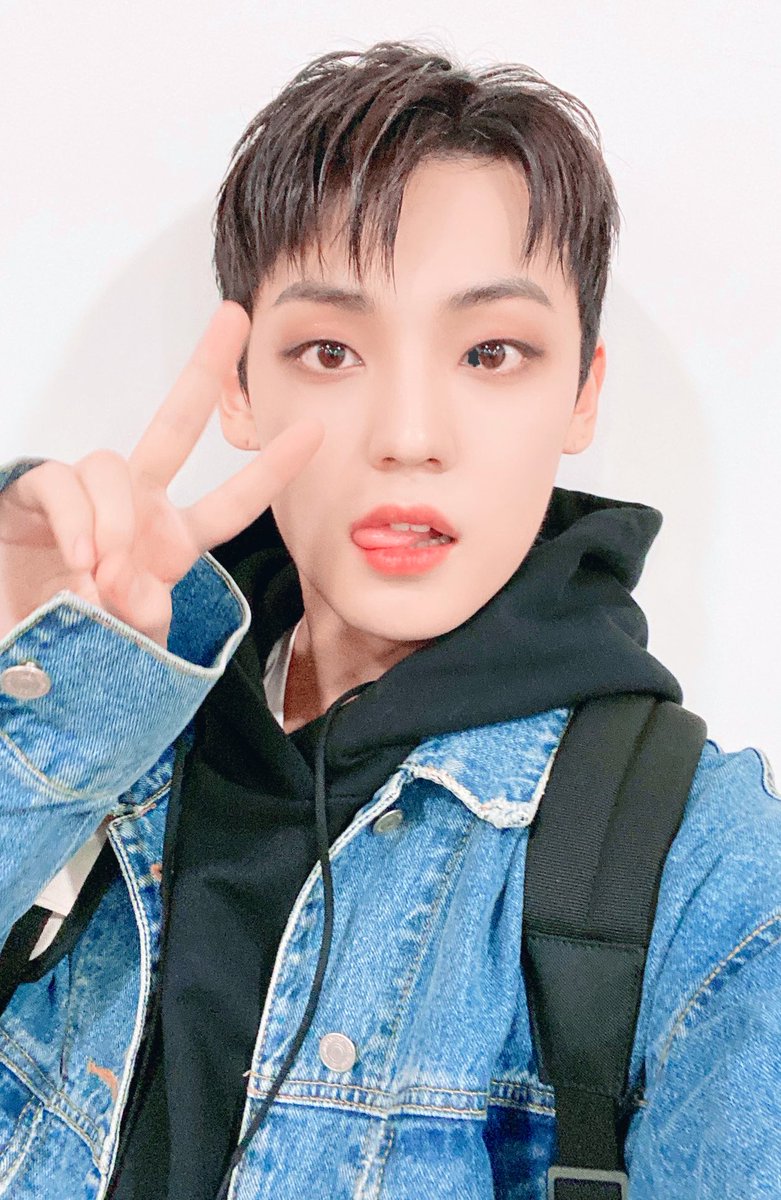 rheanificent's tweet photo. • “You look hella cute like this..”

“Oh? And your peace sign nonsense looks stupid..” 

“You love me, don’t you?”

“Pssh, whatever.. but yeah.. I love you.” •

@official_ACE7 #ChoiceSelcaDay #CSD #ACE #에이스 https://t.co/So1x8OpP56