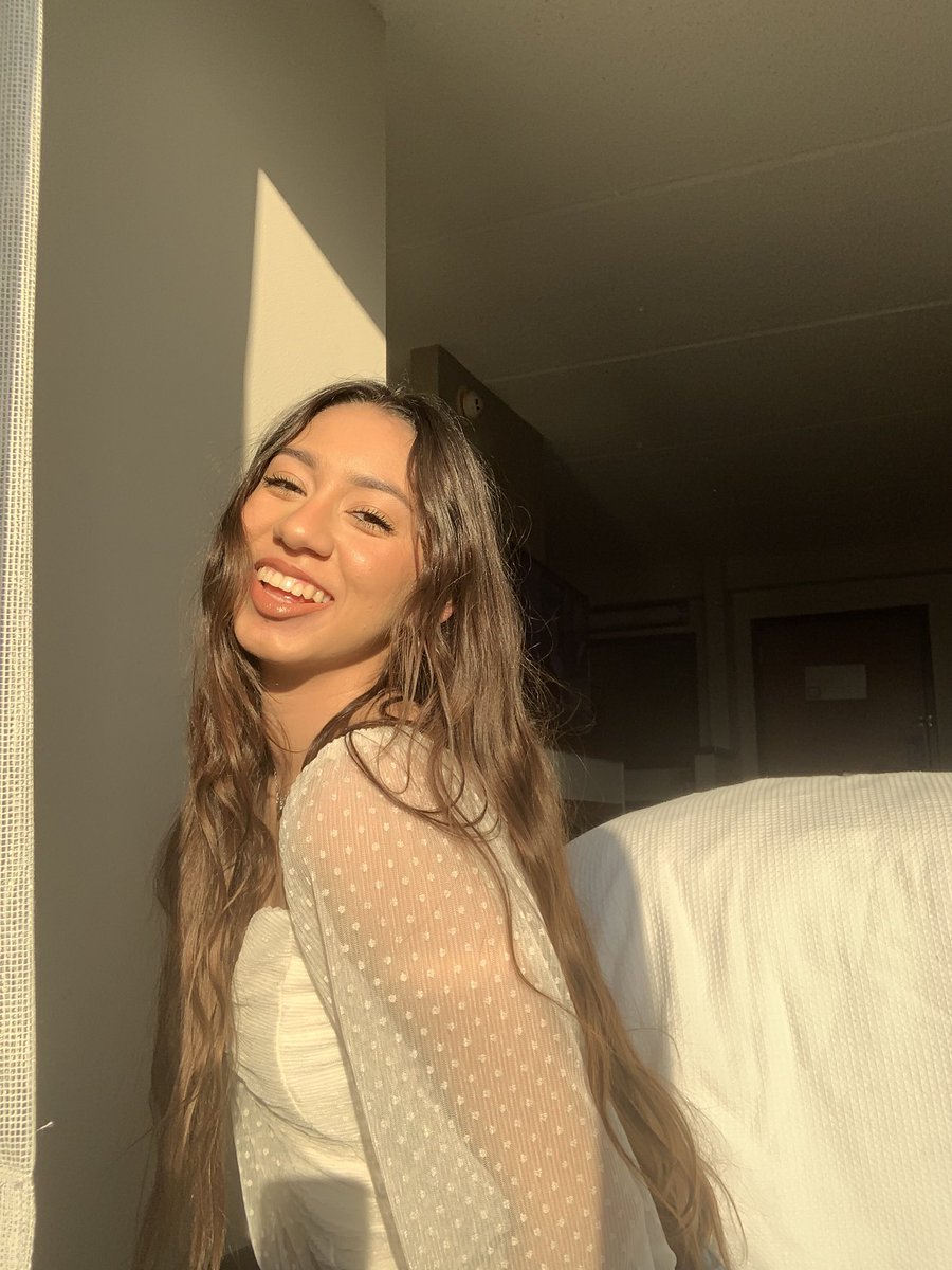 fatipalma13's tweet photo. The sun feeds me☀️ https://t.co/HZQ9LniheB