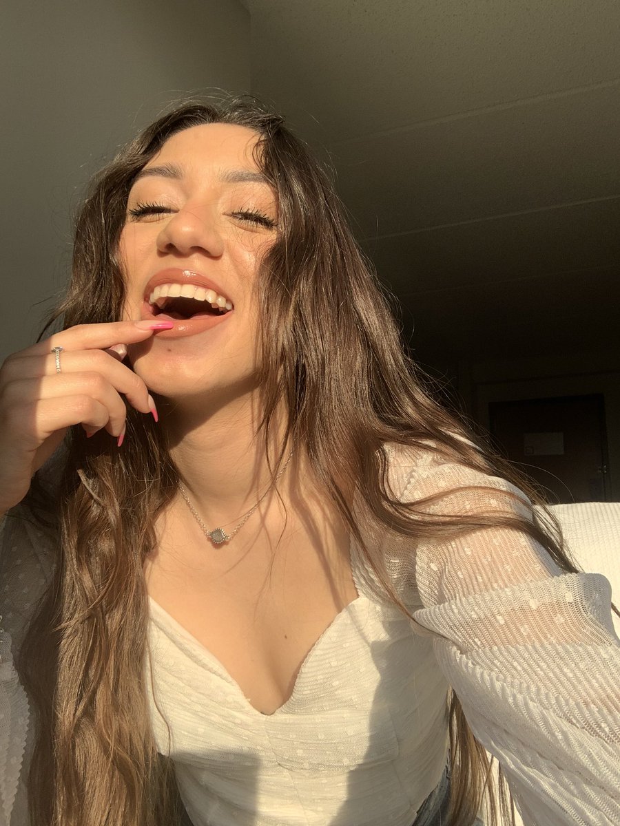 fatipalma13's tweet photo. The sun feeds me☀️ https://t.co/HZQ9LniheB